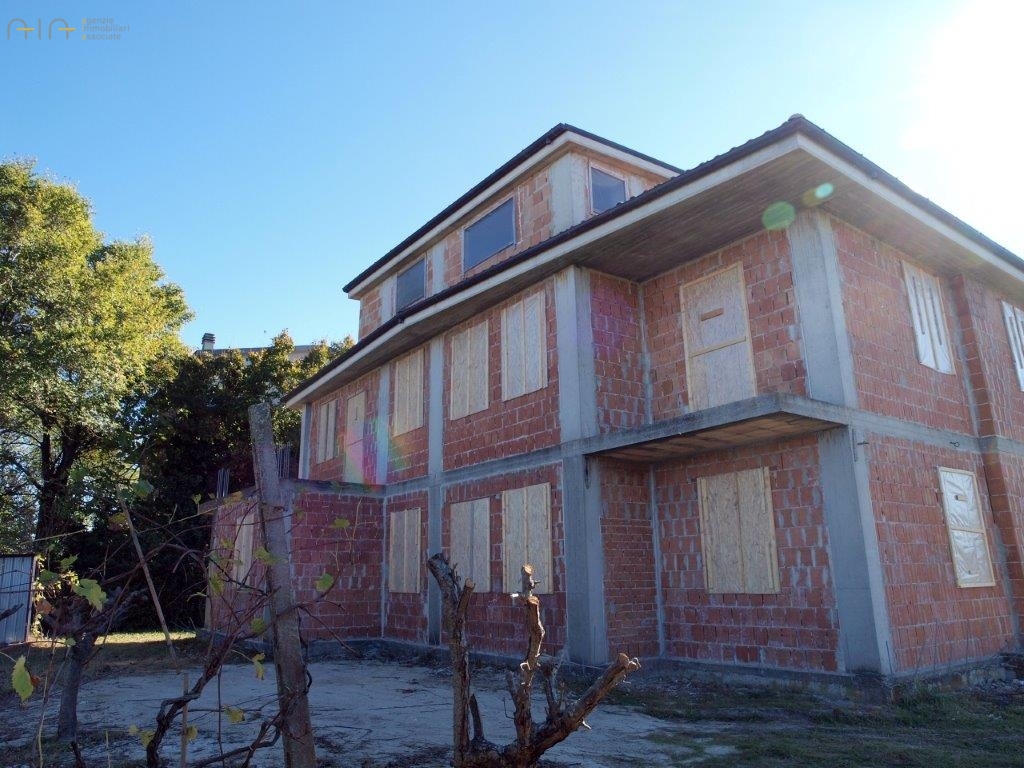 Vrijstaand huis met tuin en weids uitzicht in Carassai - Foto 5