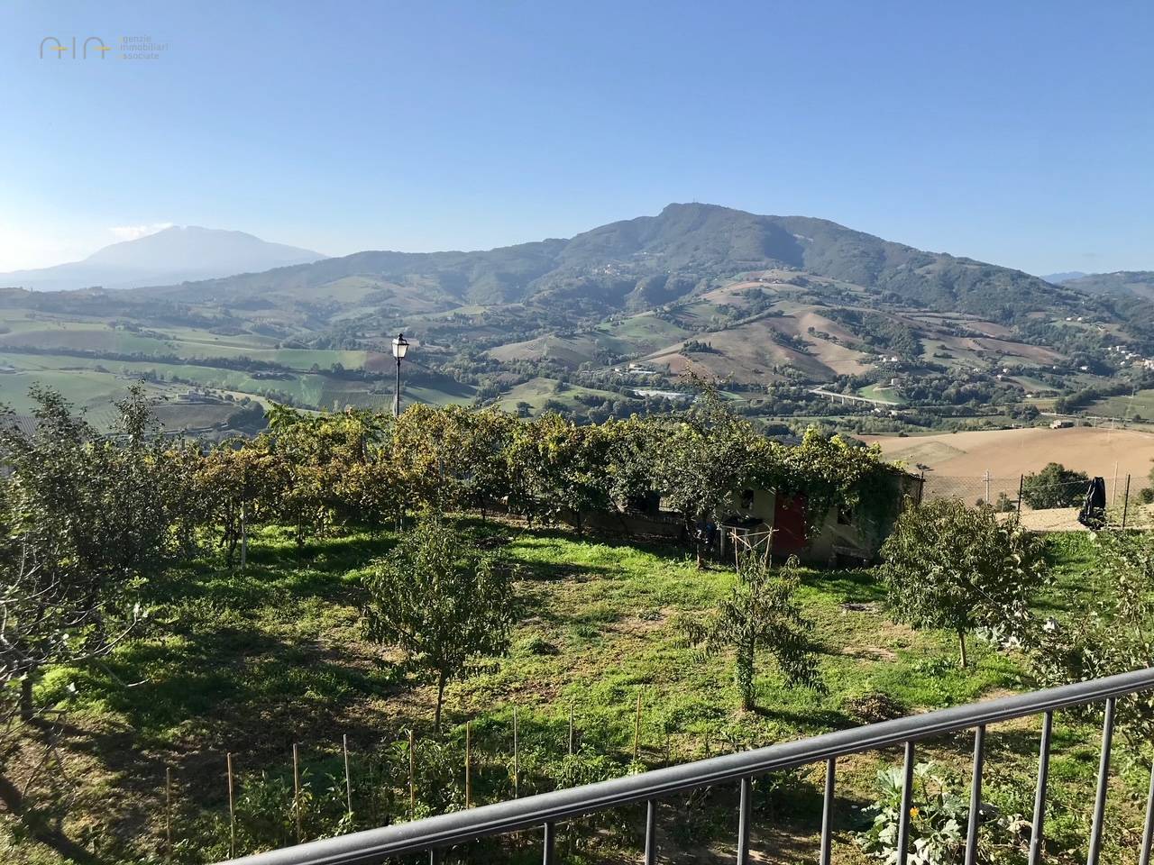 Gerestaureerd landhuis met panoramisch uitzicht in Montedinove - Foto 2