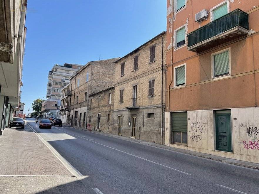 Vrijstaande woning met renovatiepotentieel in San Benedetto del Tronto - Foto 2