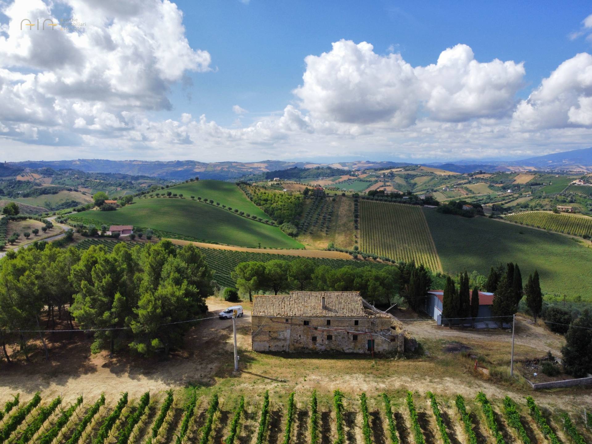 Landhuis met 21 hectare grond en panoramisch uitzicht in Acquaviva Picena - Foto 4