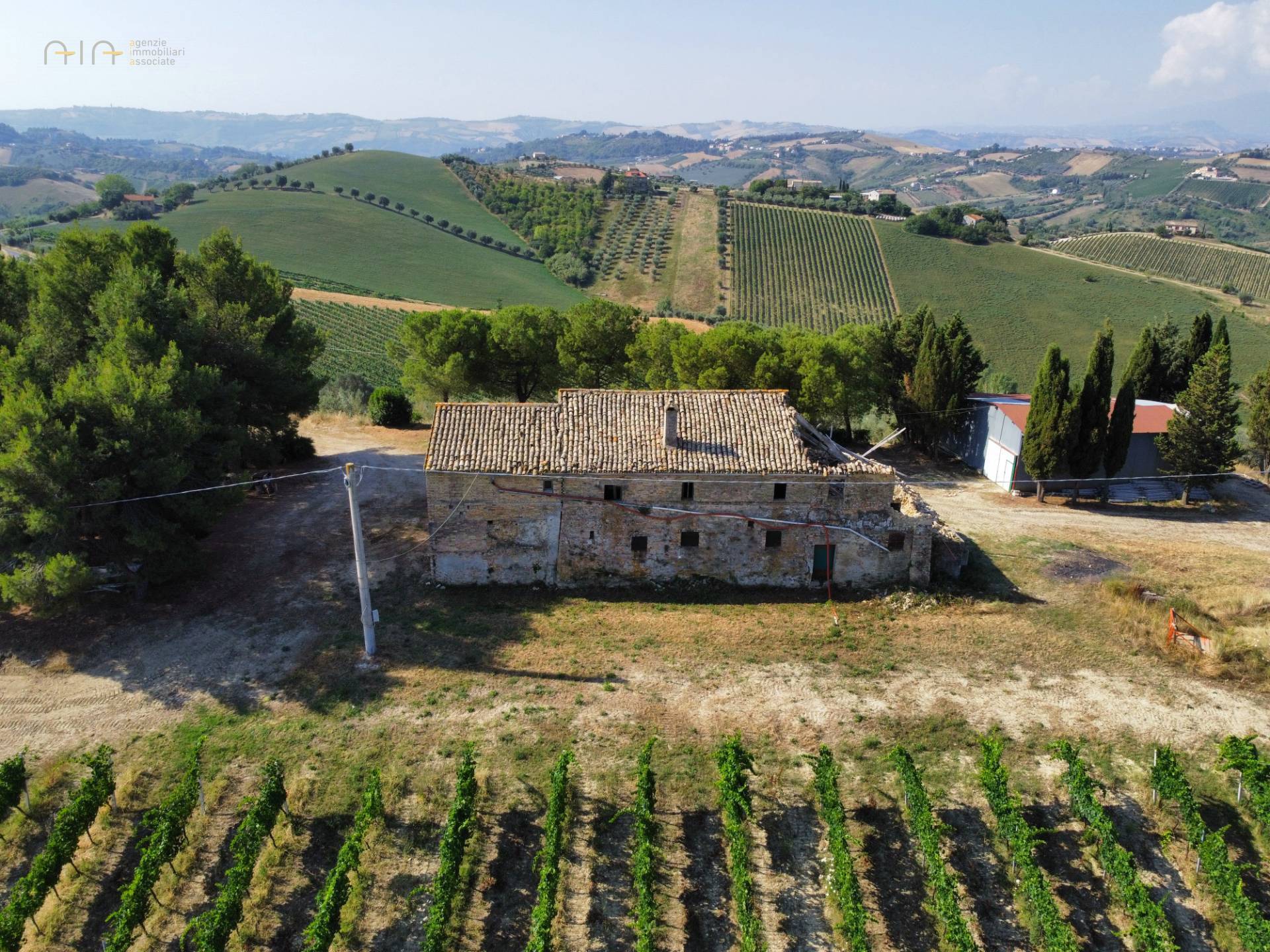 Landhuis met 21 hectare grond en panoramisch uitzicht in Acquaviva Picena - Foto 5