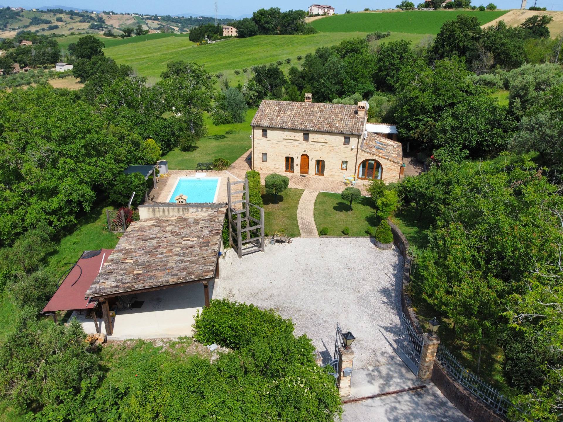 Boerderij / Rustico Casale Colonico Rustico te koop in Loro Piceno in Loro Piceno — foto 2