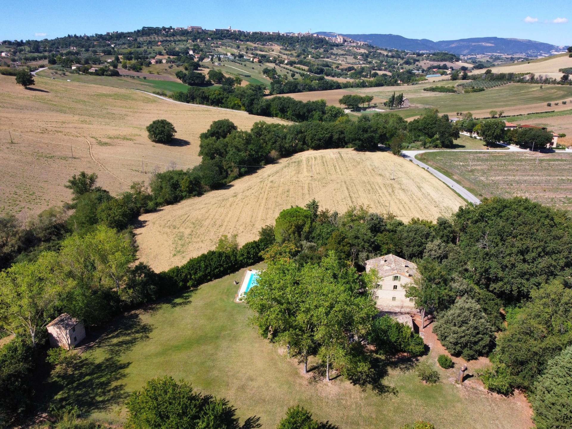 Boerderij / Rustico Gerenoveerd landhuis met zwembad en tuin in Treia in Treia — foto 2
