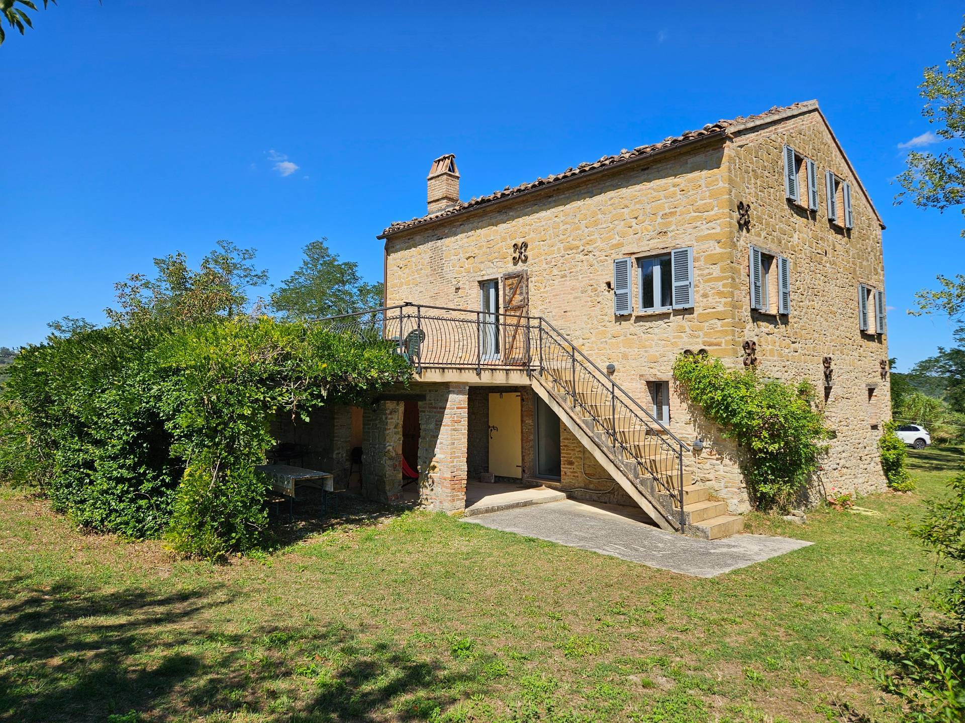 Gerestaureerd landhuis met zwembad en bergzicht in Le Marche - Foto 2