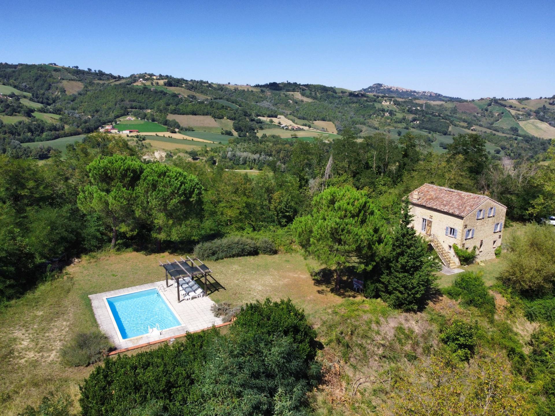 Gerestaureerd landhuis met zwembad en bergzicht in Le Marche - Foto 5