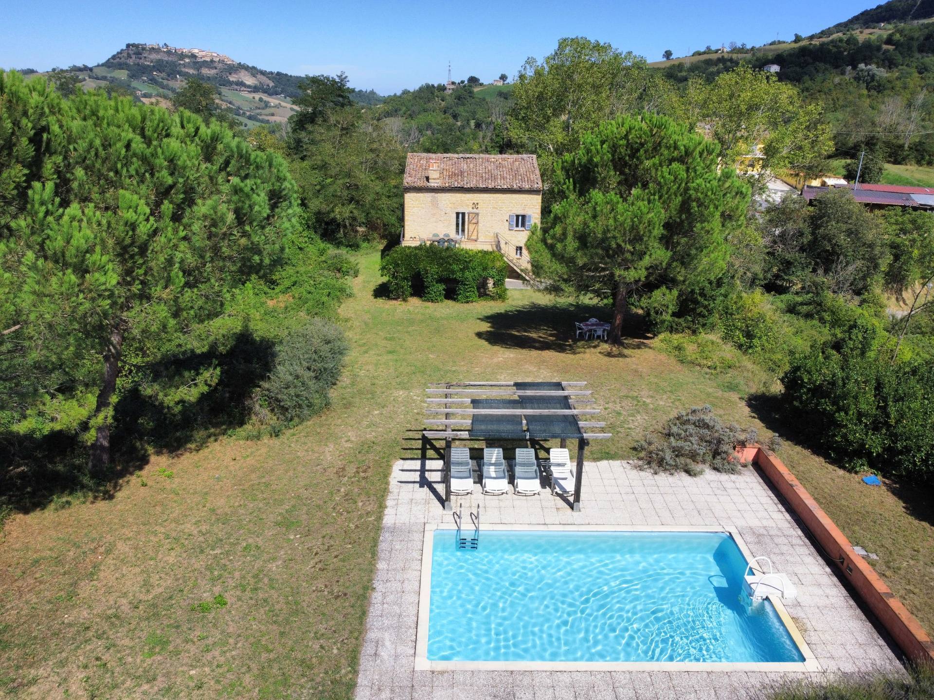 Gerestaureerd landhuis met zwembad en bergzicht in Le Marche - Foto 3
