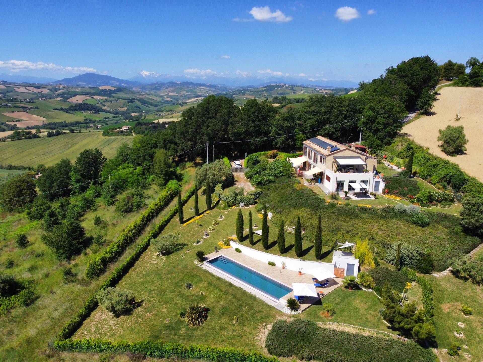 Landhuis met infinity pool en weids uitzicht in Montefiore dell'Aso - Foto 2