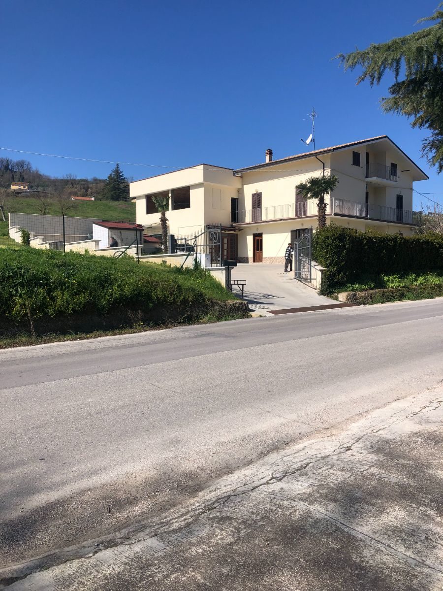 Villa / Landhuis Ruime villa met tuin en terras nabij Tollo, Abruzzo in Tollo — foto 5