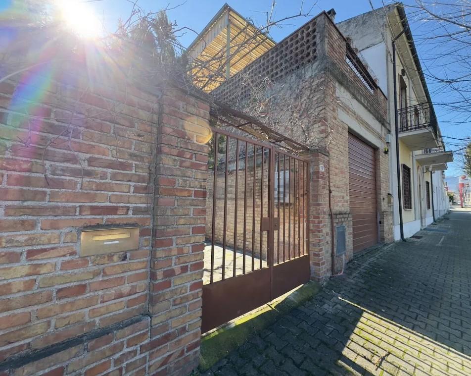 Groot huis met terrassen, garage, bijgebouw, wijngaard en kelders uitgerust voor wijnproductie. - Foto 2
