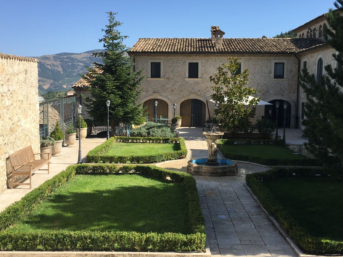 Villa / Landhuis Villa met 5 volledig gemeubileerde appartementen in Lecce nei Marsi — foto 3
