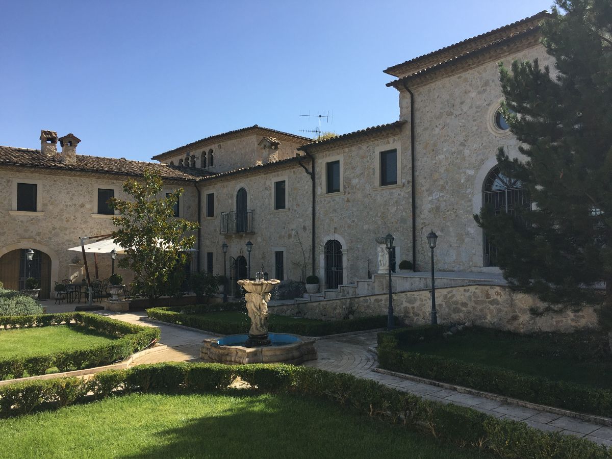 Villa / Landhuis Villa met 5 volledig gemeubileerde appartementen in Lecce nei Marsi — foto 4