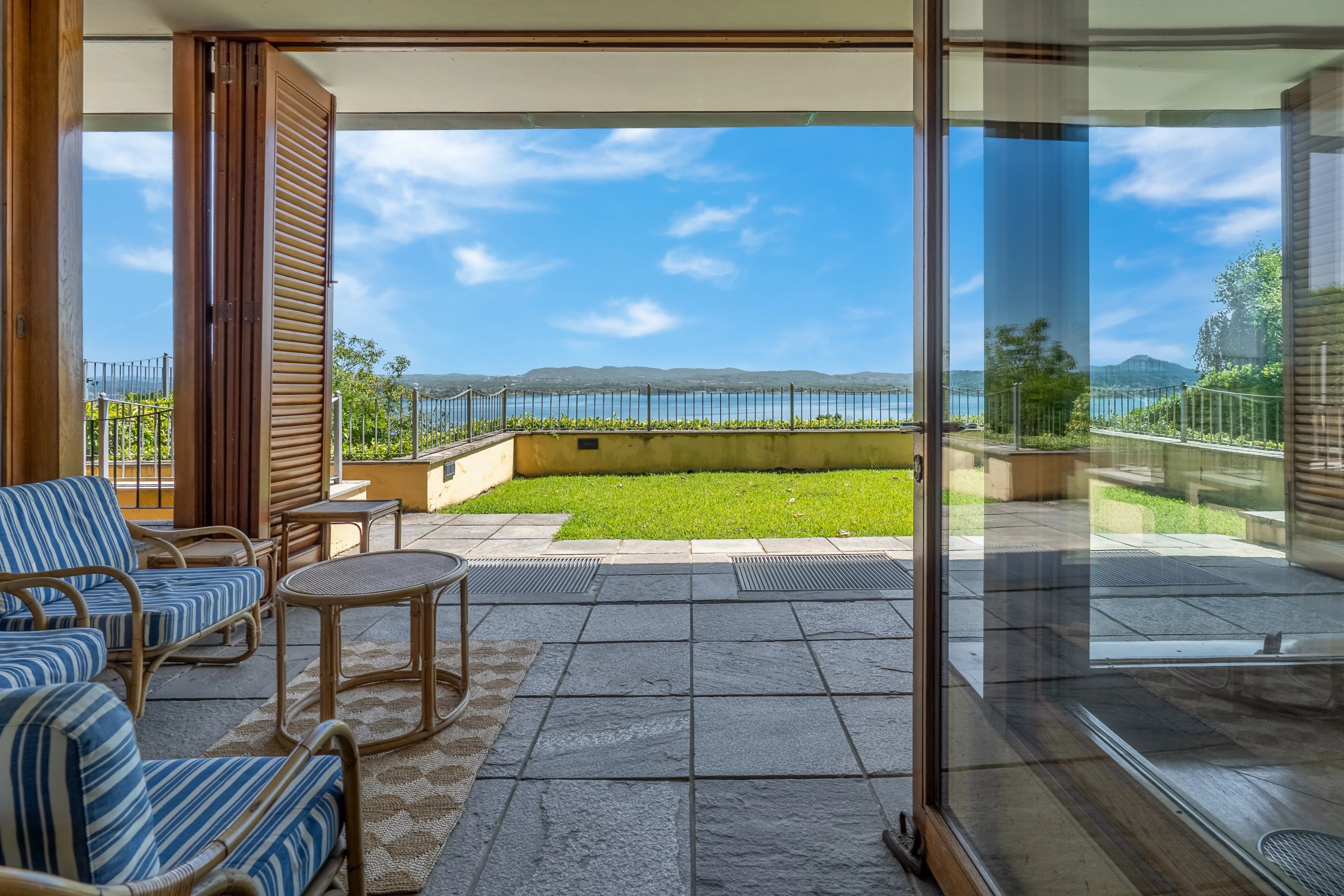 Villa / Landhuis Moderne villa met uitzicht op het meer, zwembad en grote tuin te koop in Lesa – Lago Maggiore in Borgo Ticino — foto 2