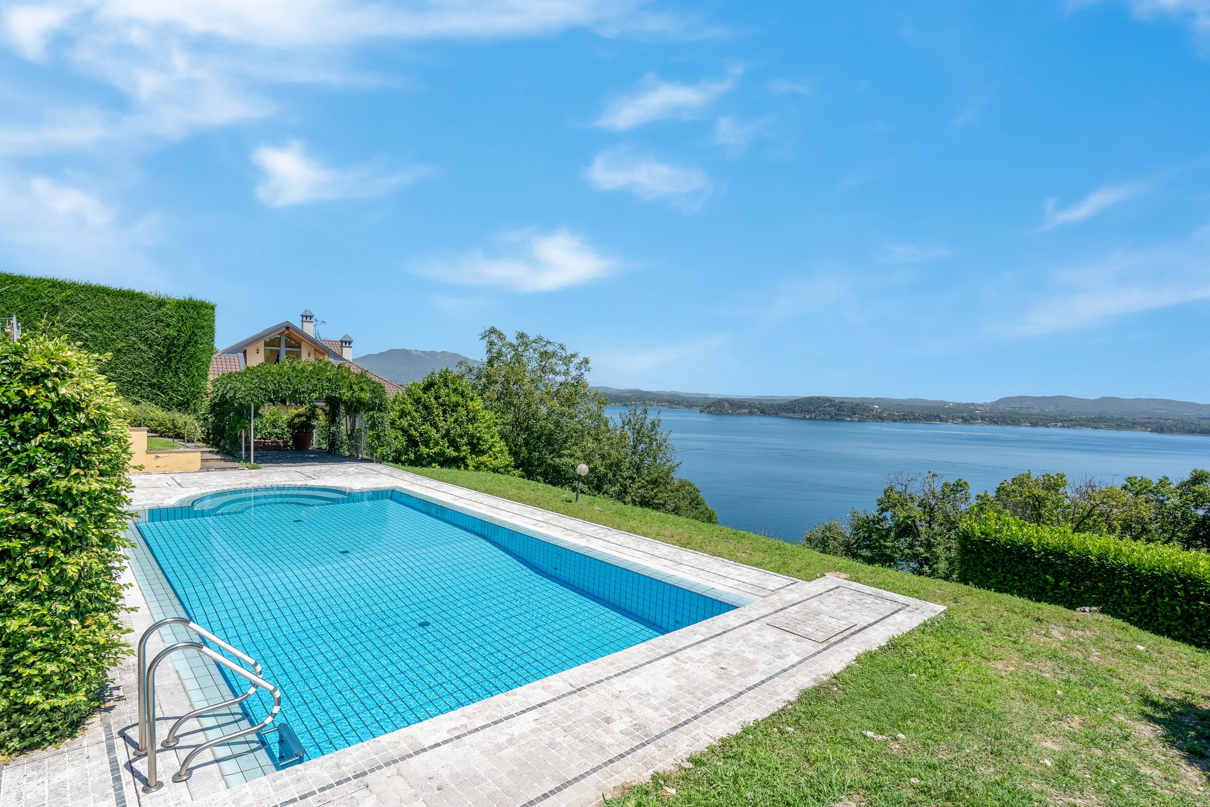 Villa / Landhuis Moderne villa met uitzicht op het meer, zwembad en grote tuin te koop in Lesa – Lago Maggiore in Borgo Ticino — foto 3