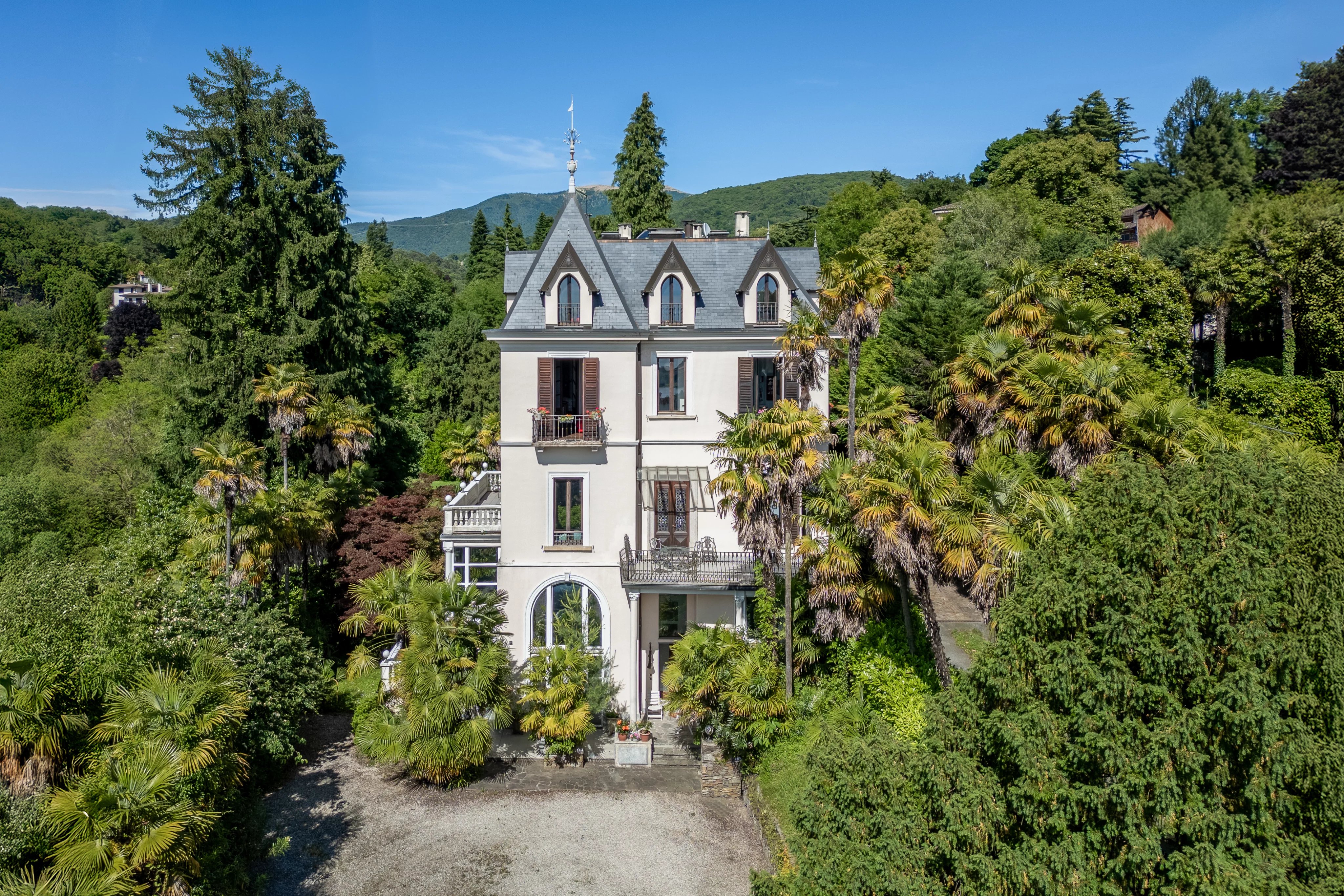 Villa storica con dependance, parco e piscina in vendita a Luino sul Lago Maggiore - Foto 2