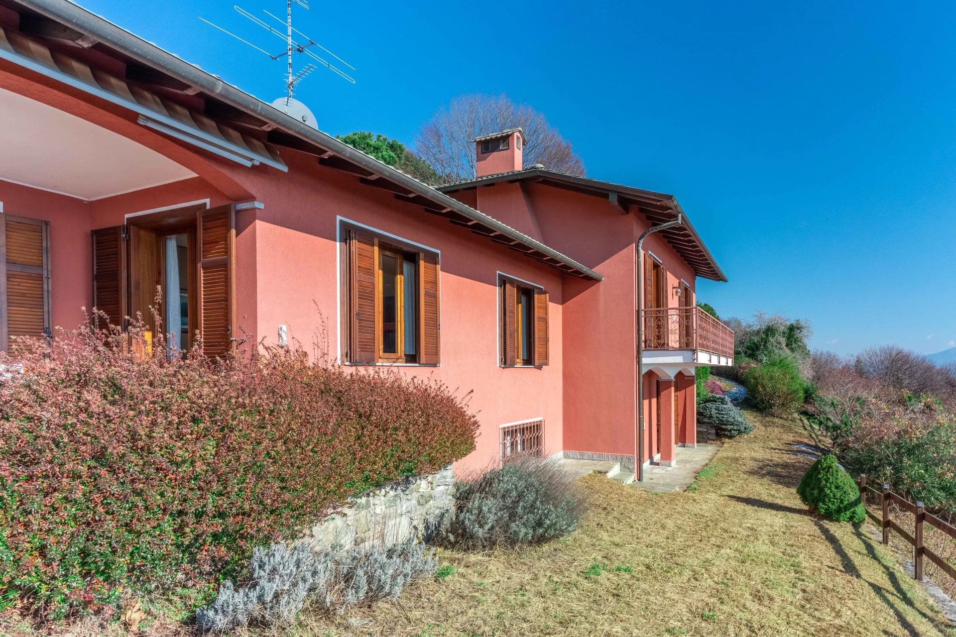 Villa / Landhuis Villa aan het Lago maggiore met terrastuin in Lesa — foto 7