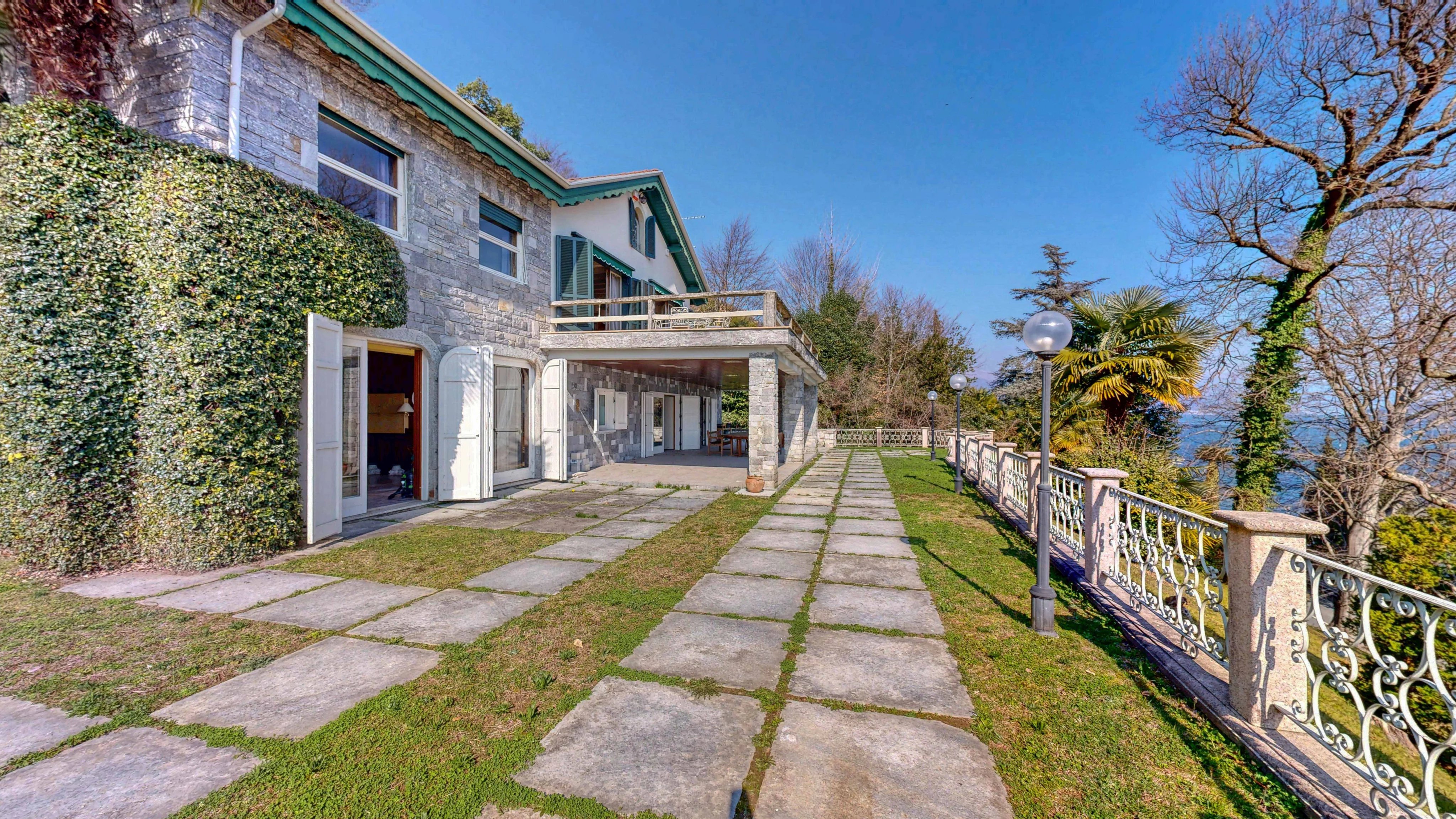 Villa / Landhuis Prestigieuze villa te koop in Belgirate met privéstrand. in Belgirate — foto 4