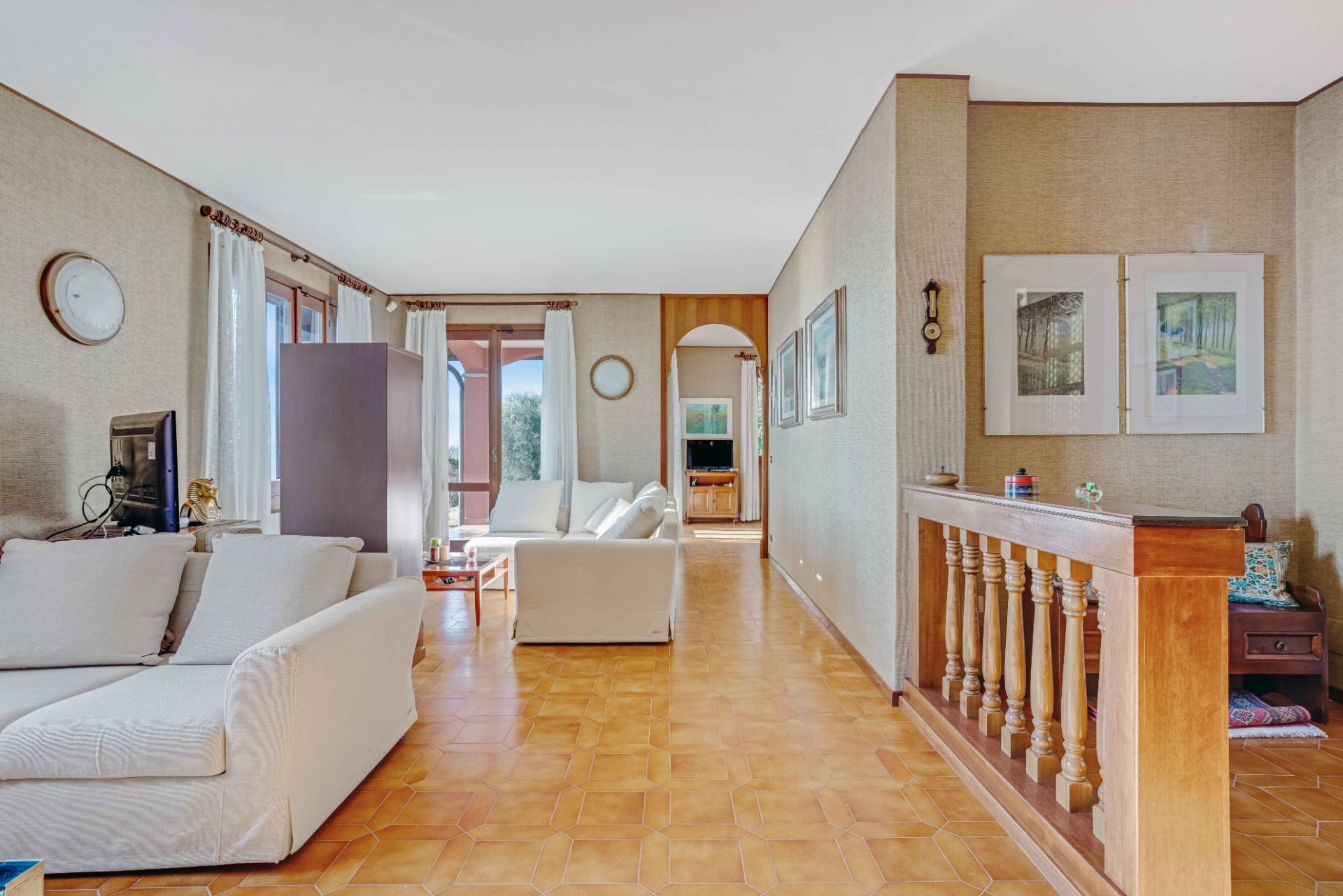 Charmante Villa uit de jaren 70 te Koop met een Prachtig Uitzicht op de Heuvels van Lesa