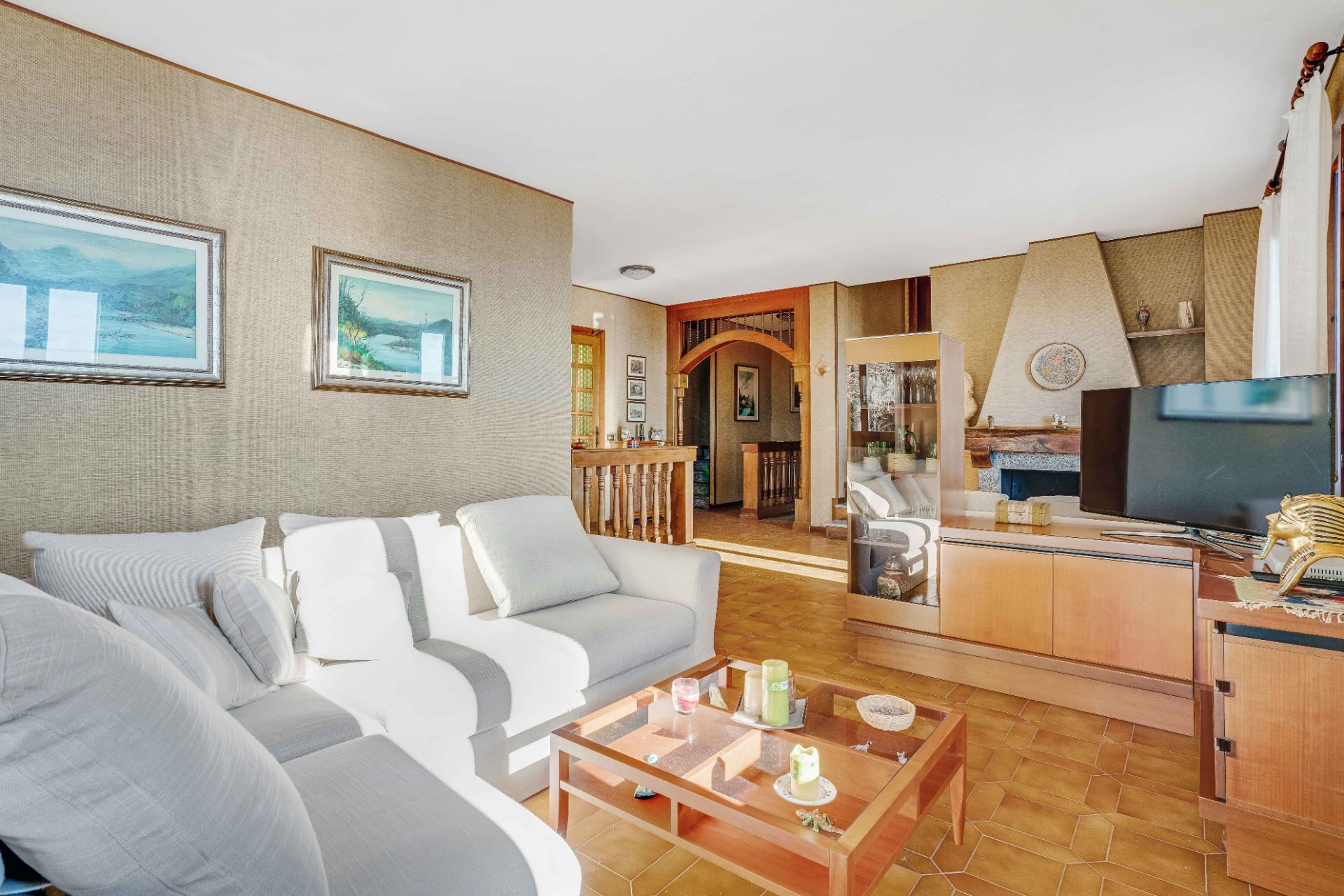 Charmante Villa uit de jaren 70 te Koop met een Prachtig Uitzicht op de Heuvels van Lesa - Foto 1