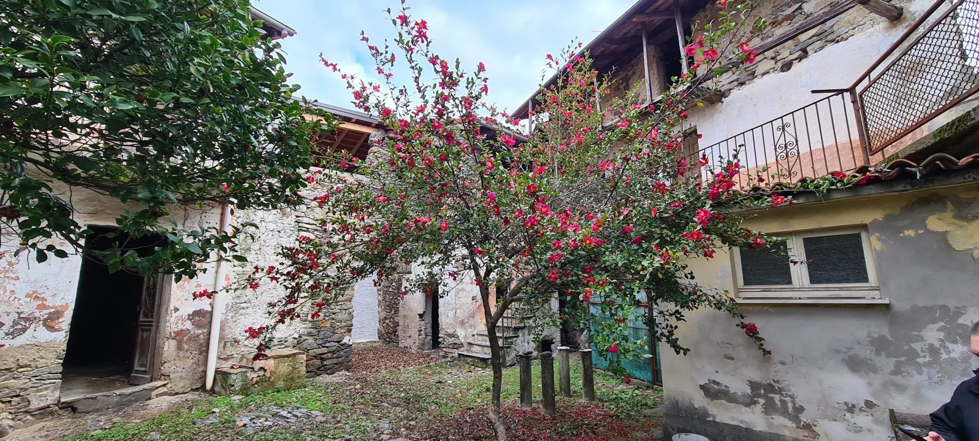 Stenen boerderij op de heuvel van Lesa – Lago Maggiore
