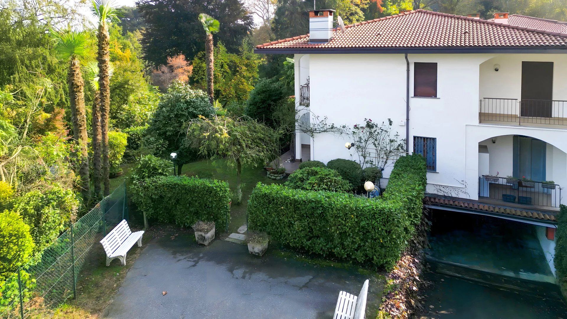 Gerenoveerd appartement met terras en prive tuin