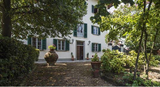 Villa / Landhuis Weelderige 19-eeuwse Villa met Oude Oliemolen  te koop in Carmignano
