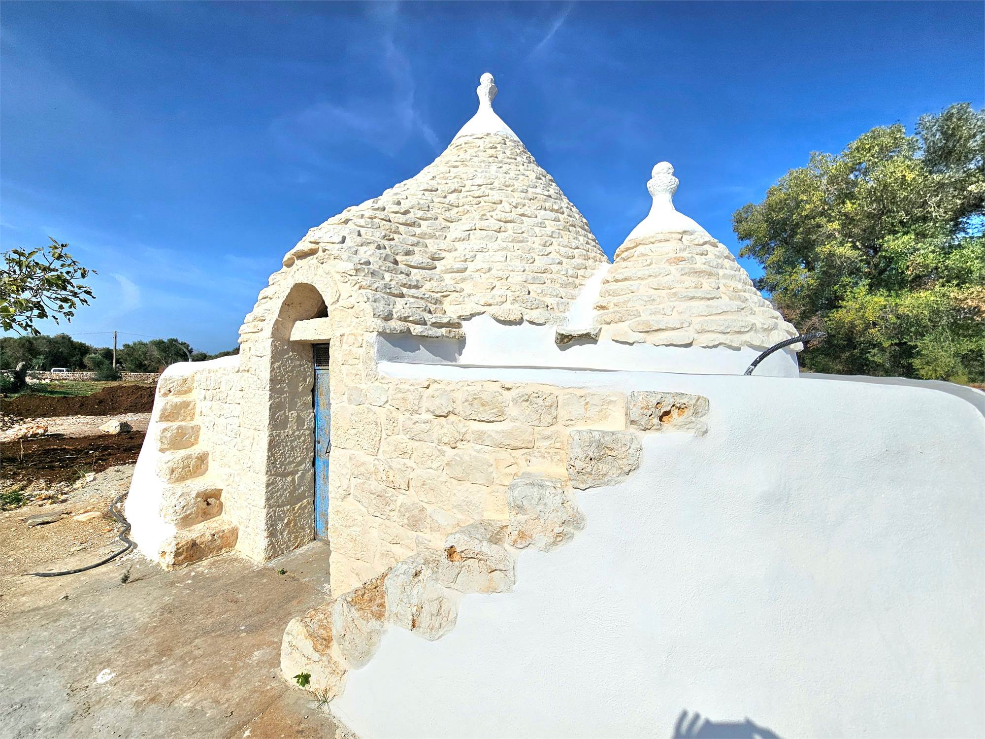 Gerenoveerde Trullo met 3 kegels met exclusief perceel