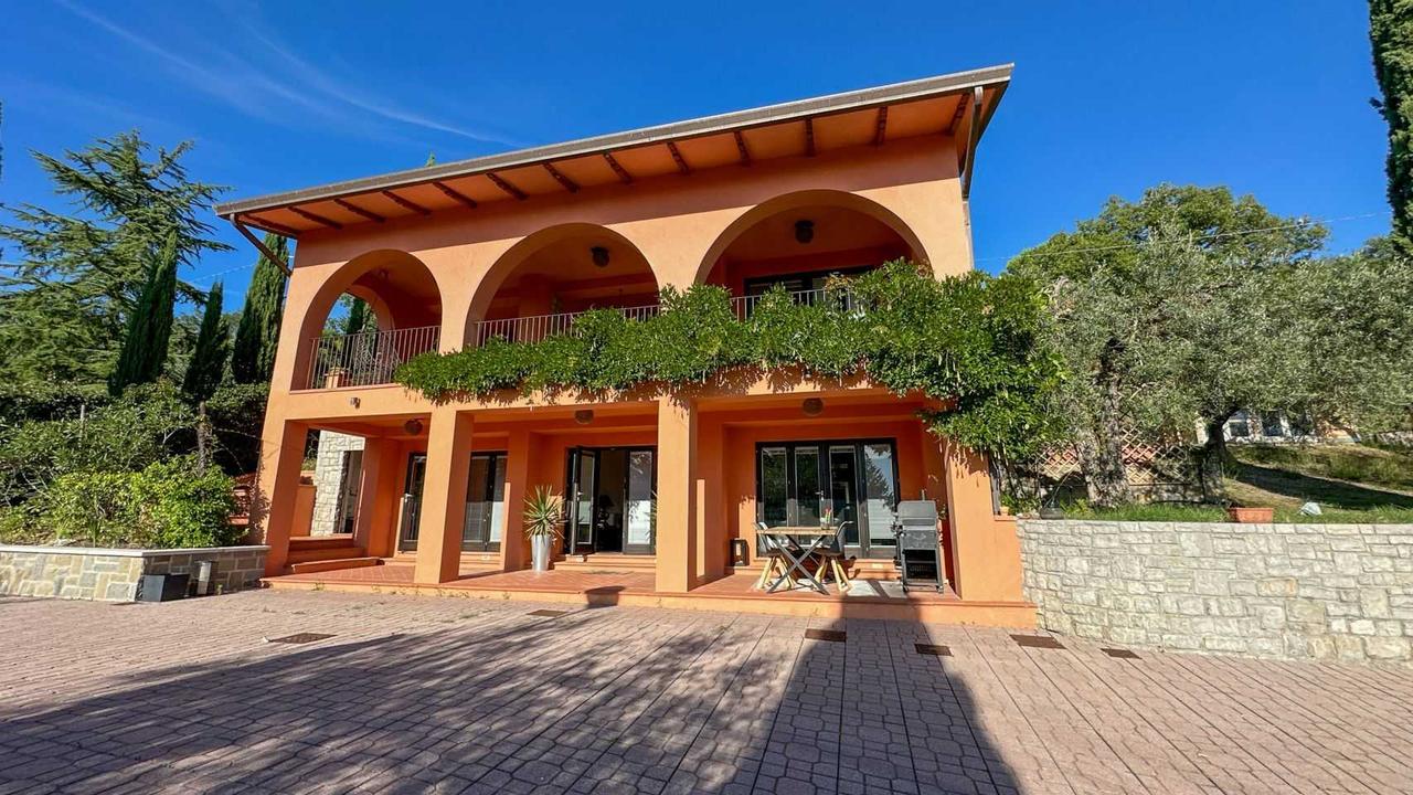 Gerenoveerde Villa met zwembad en prachtig uitzicht op het Trasimenomeer