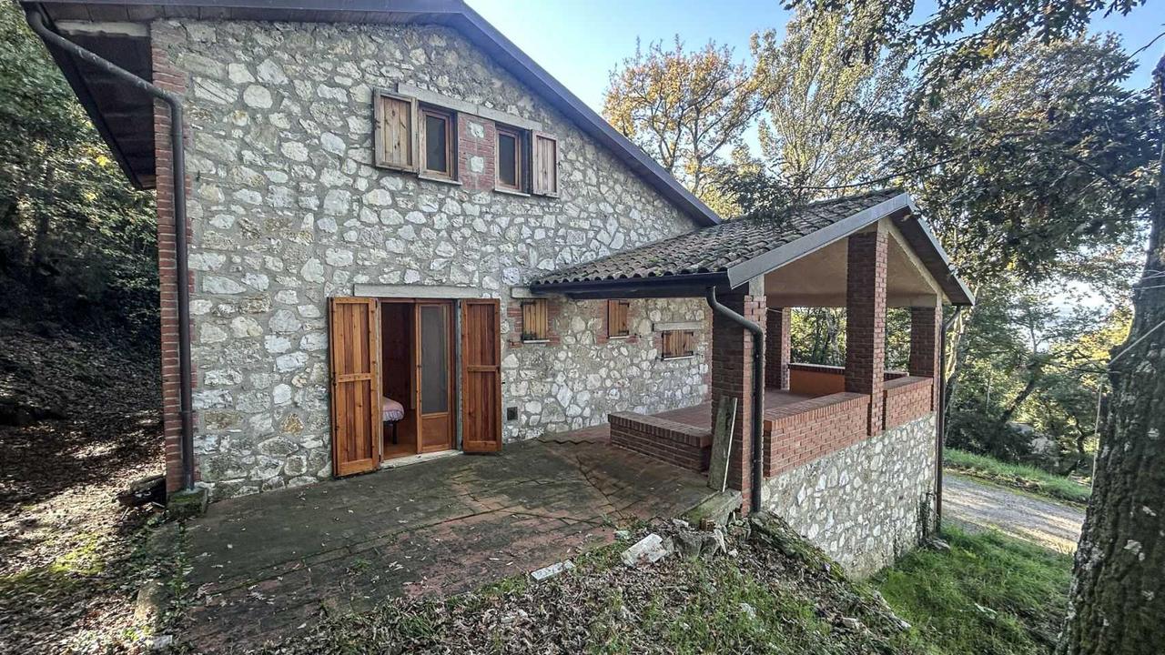 Vrijstaand bakstenen huis met uitzicht op Lago di Trasimeno