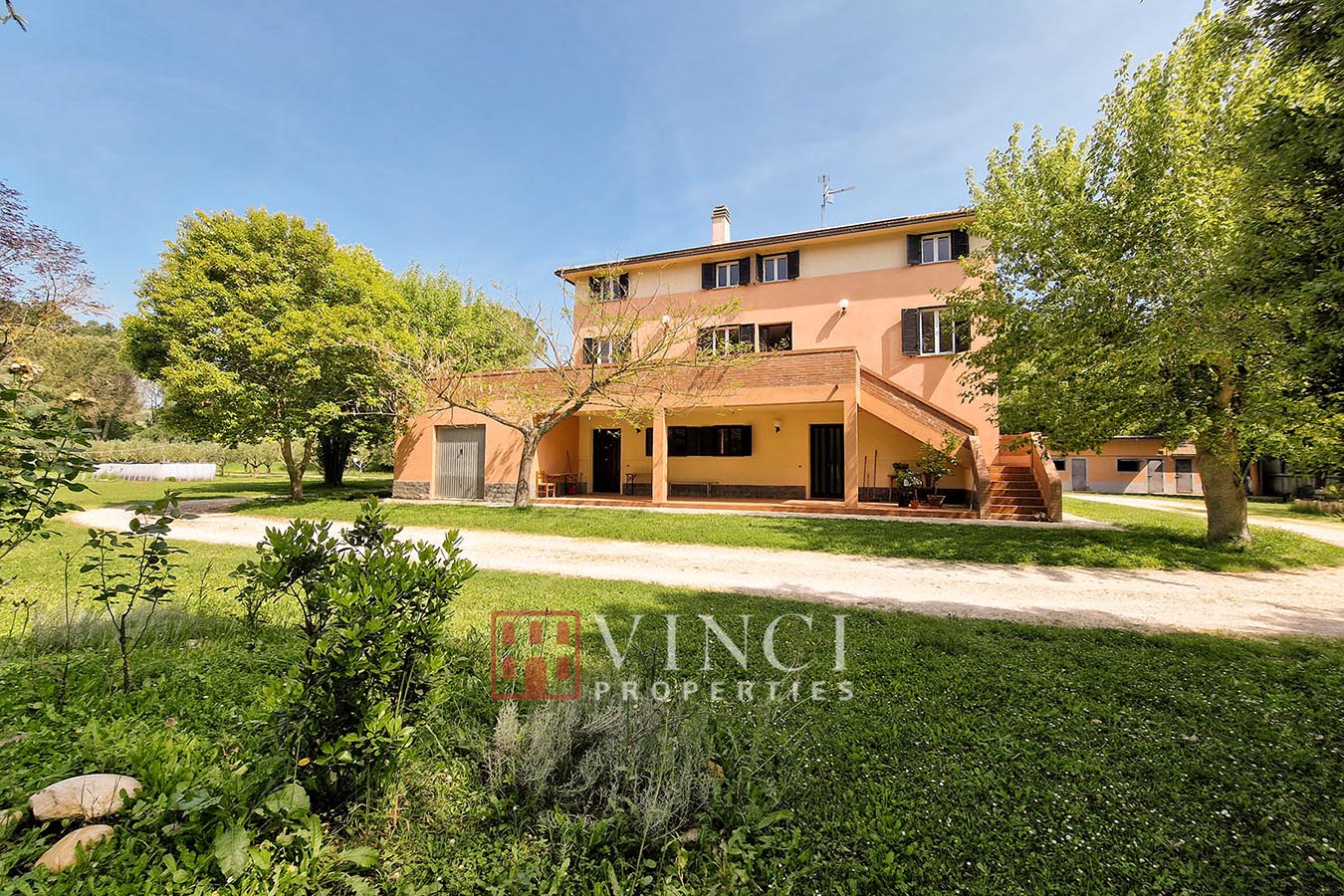 Boerderij / Rustico Ruime boerderij met land en stallen in Le Marche in Monte San Pietrangeli 