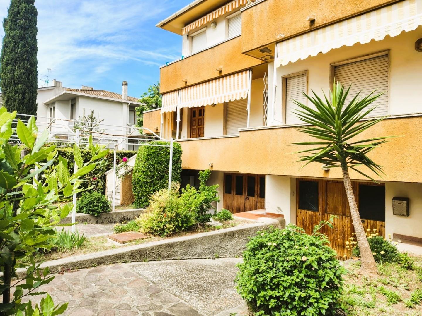 Appartement met tuin en garage in Rosignano Solvay