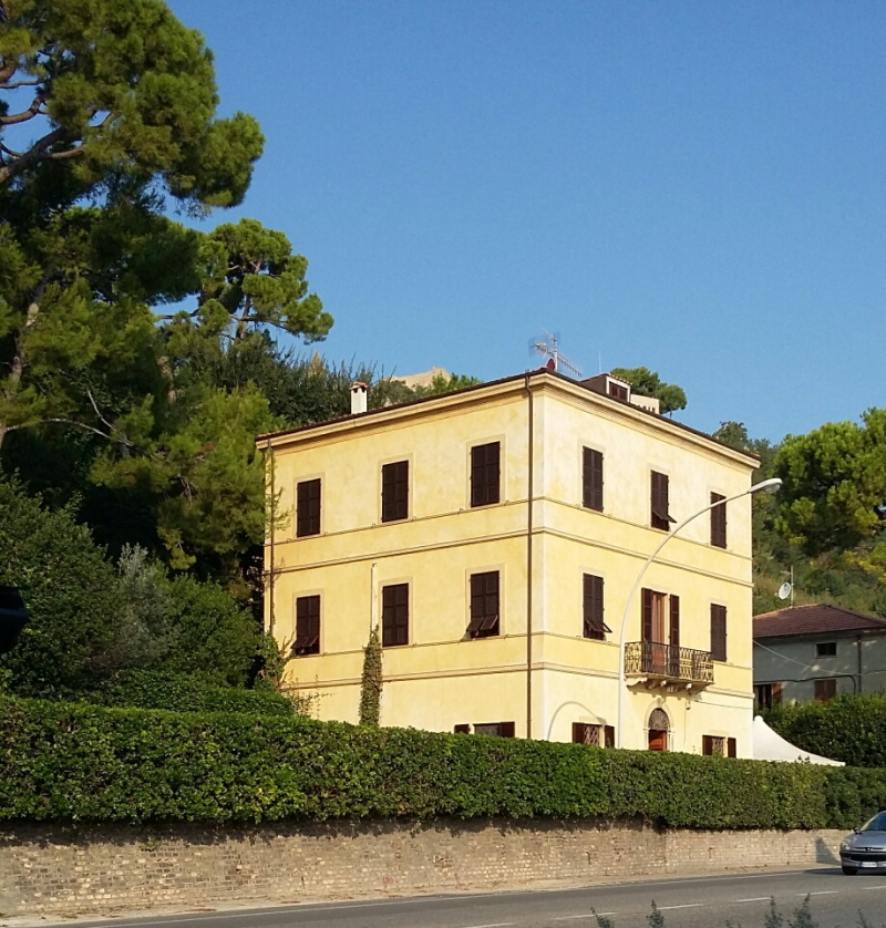 Villa / Landhuis Dubbel appartement geschikt voor commercieel gebruik aan de kust van de Riviera delle Palme in Cupra Marittima