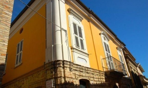 Historisch Palazzo in het centrum van Silvi