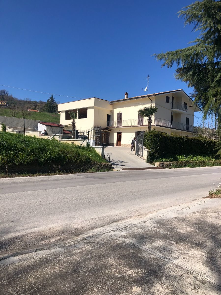 Villa / Landhuis Ruime villa met tuin en terras nabij Tollo, Abruzzo in Tollo