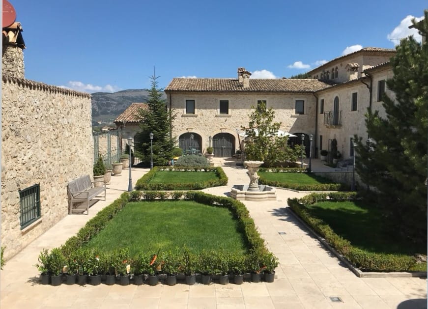 Villa / Landhuis Villa met 5 volledig gemeubileerde appartementen in Lecce nei Marsi
