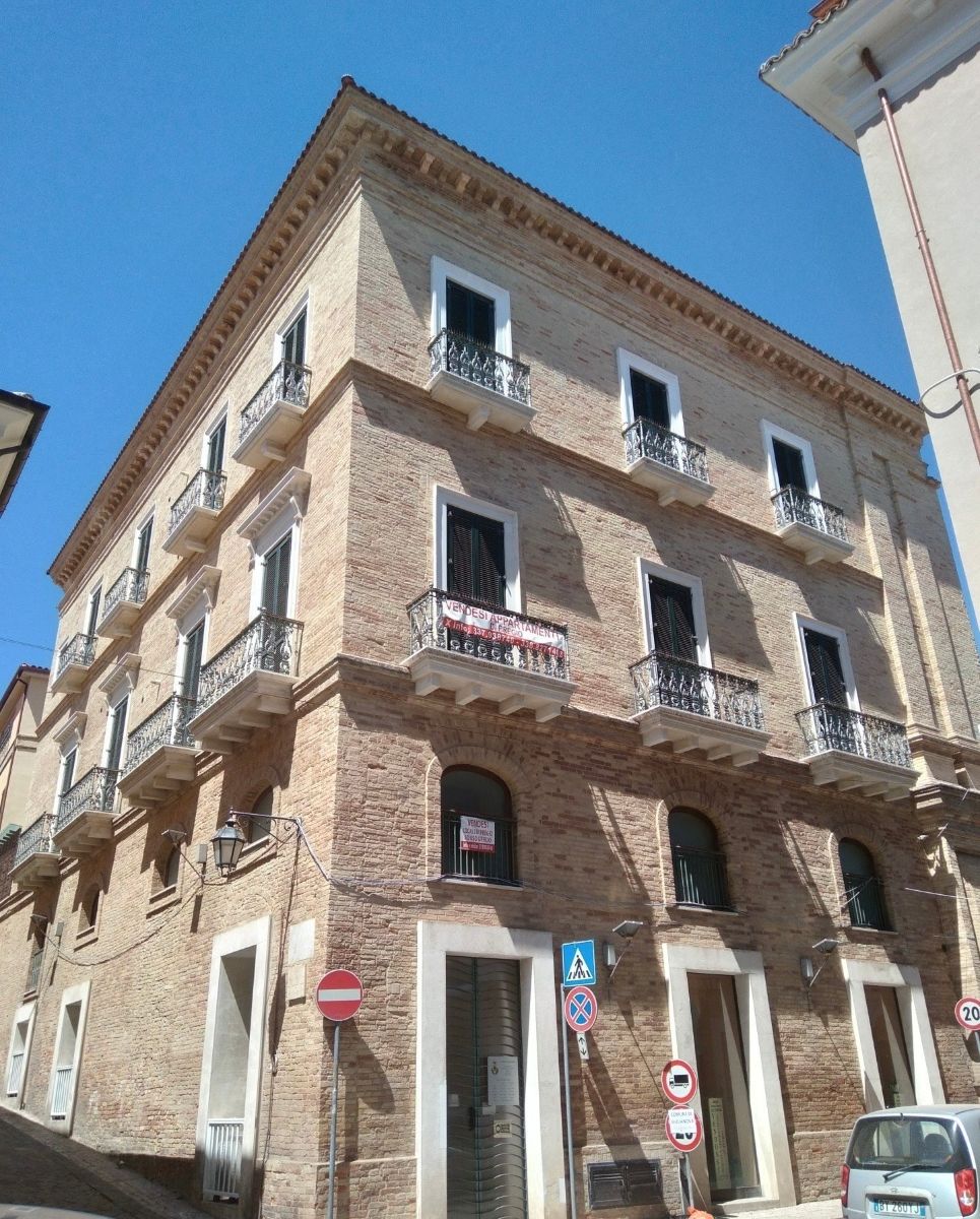 Prestigieus negentiende-eeuws Paleis in het hart van het historische centrum van Giulianova