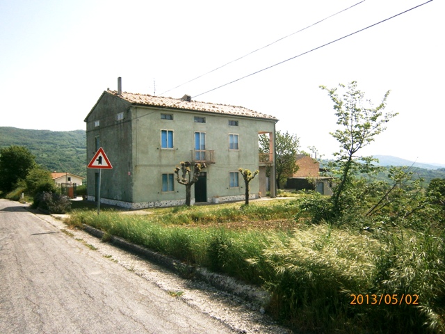 Rijtjeshuis / Tussenwoning Dorpshuis in Roccaspinalveti in Roccaspinalveti