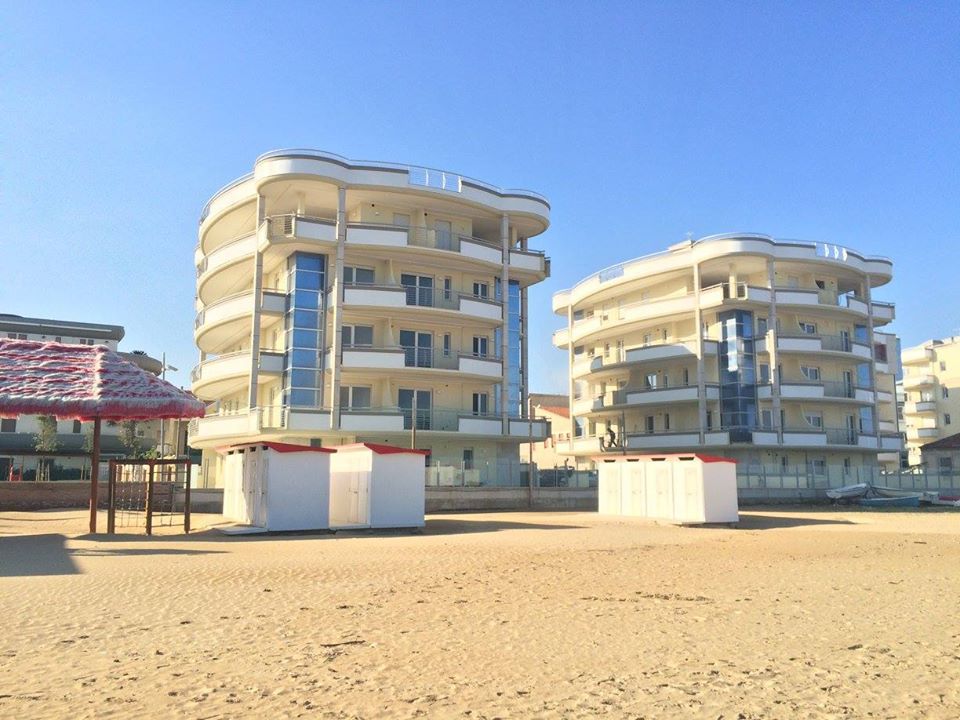 Appartementen in complex aan het strand