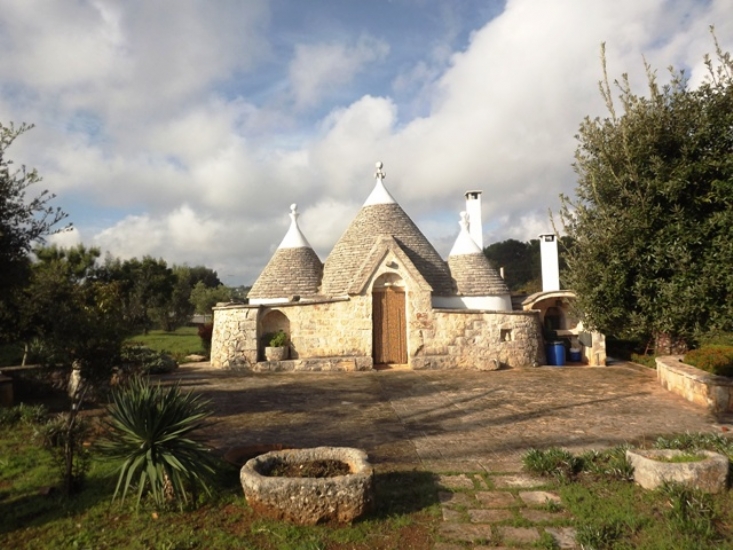 Boerderij / Rustico Trullo met boomgaard en wijngaard in Ceglie Messapica in Ceglie Messapica