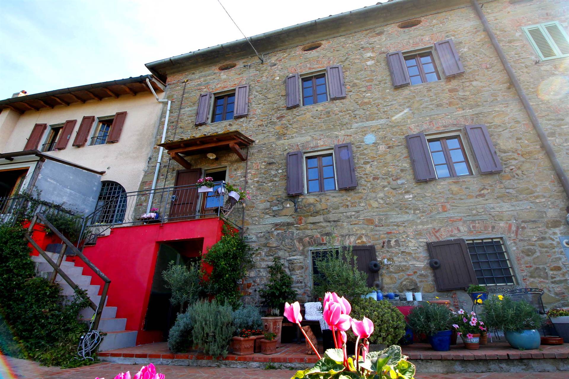 Landhuis met twee appartementen en panoramisch uitzicht in Lamporecchio - Foto 1