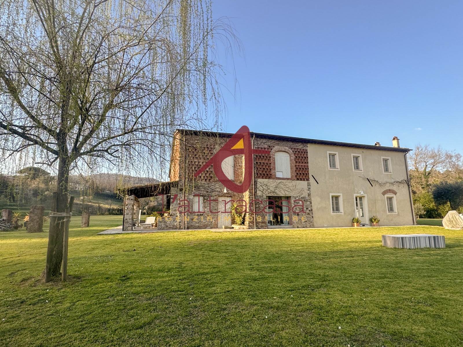 Boerderij / Rustico Rustico casale te koop in Lucca in Lucca