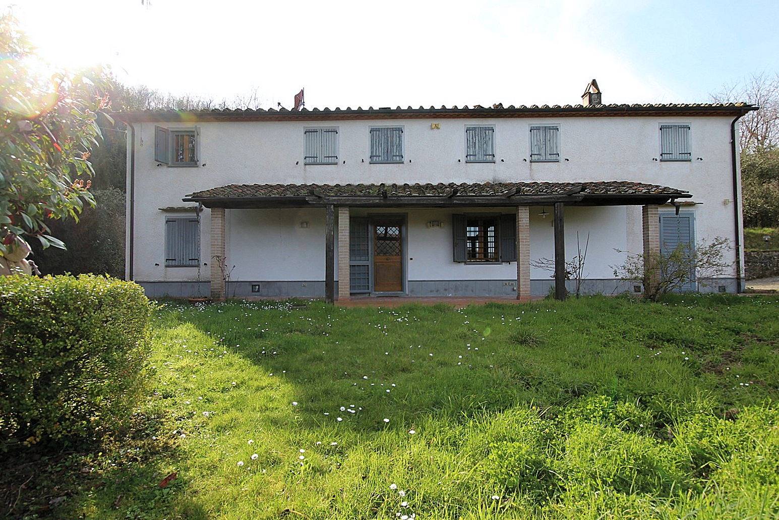 Gerenoveerd landhuis met zwembad en weids uitzicht in Pescia - Foto 1