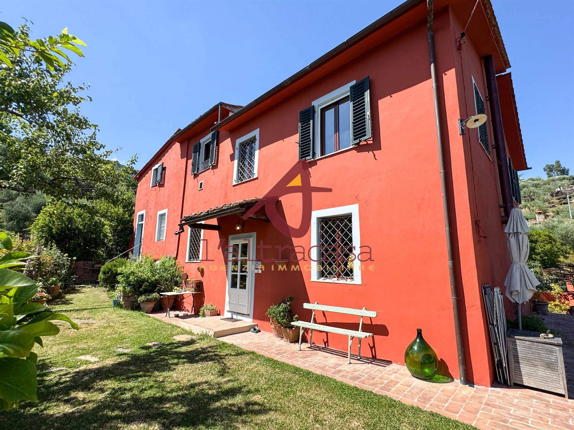 Boerderij / Rustico Karakteristieke Toscaanse boerderij met uitzicht bij Pescia in Pescia