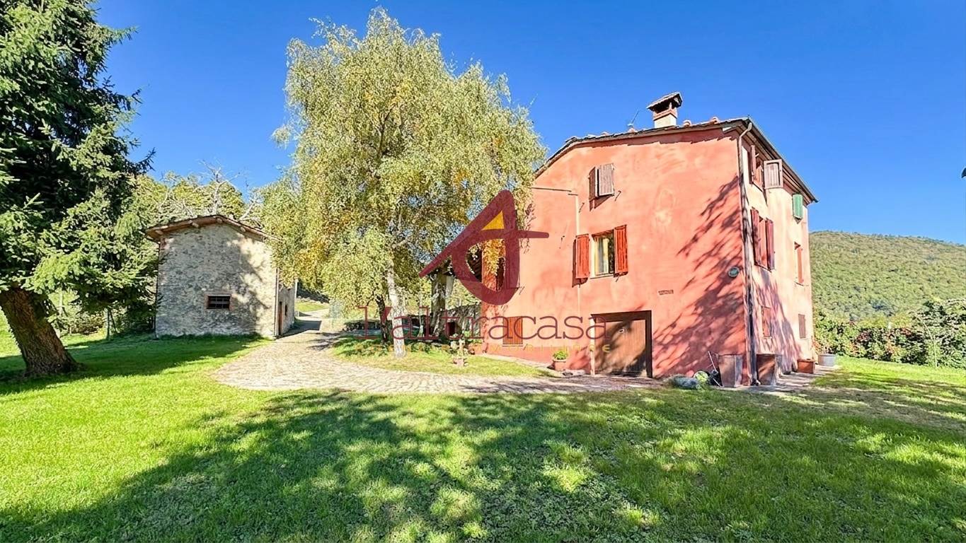 Landhuis met bijgebouwen en tuin in Pescaglia