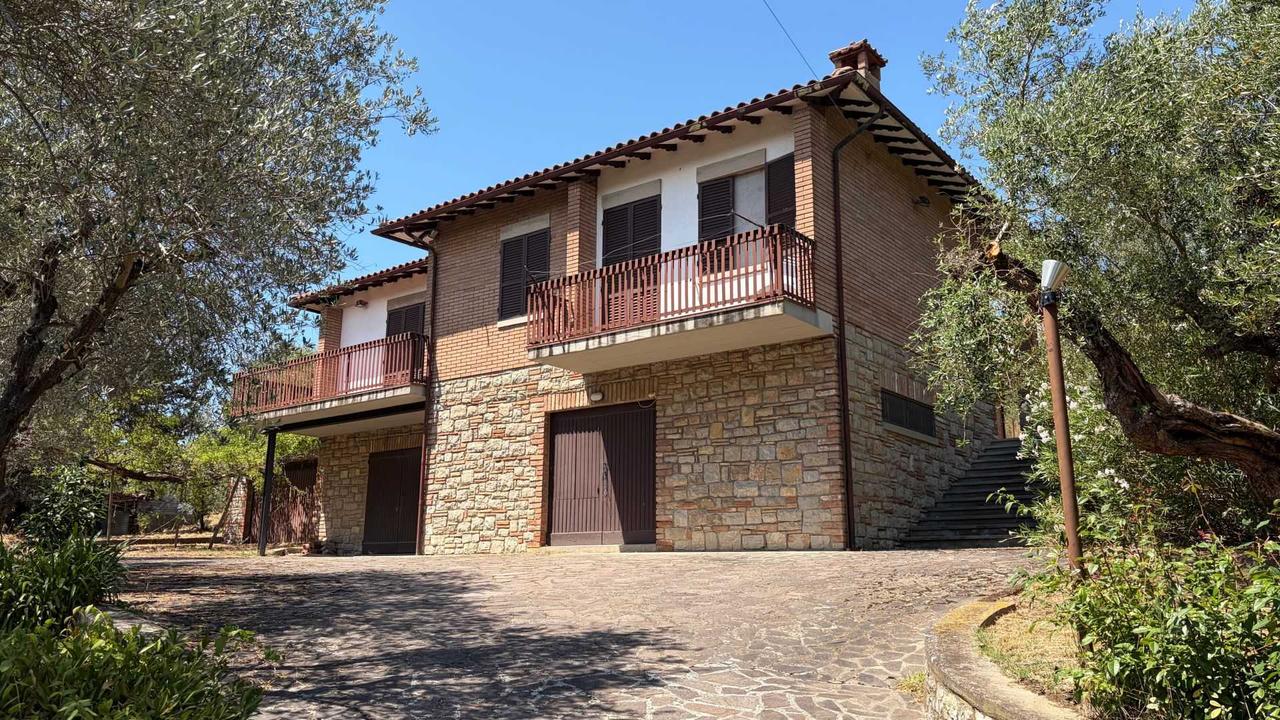 Villa / Landhuis Ruime villa met tuin en garage in heuvelachtig Perugia, Umbrië in Perugia
