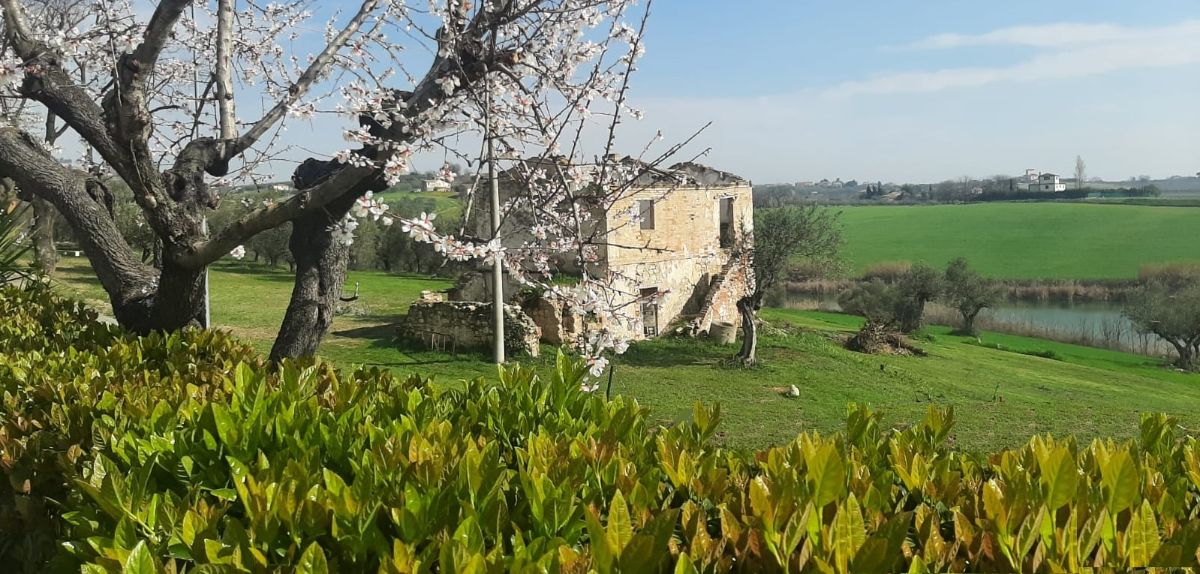 Vrijstaande woning Karakteristiek huis van steen en baksteen aan een meer met prachtig uitzicht in Città Sant'Angelo