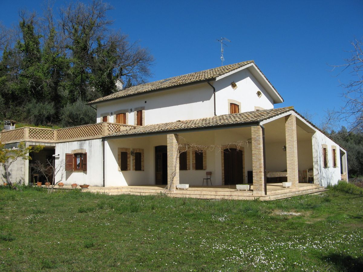 Villa / Landhuis Two-storey villa with panoramic terrace and large olive grove near the town center. in Casalincontrada