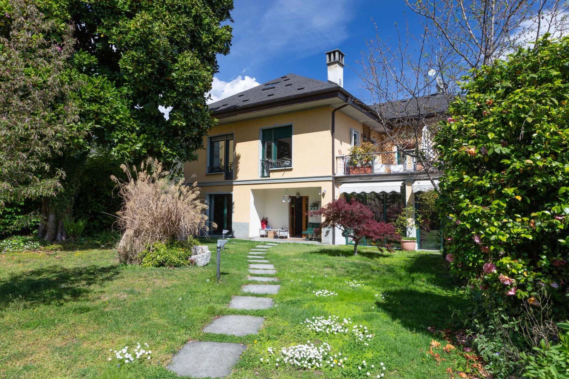 Villa / Landhuis Villa met tuin  in het centrum van Intra  in Verbania