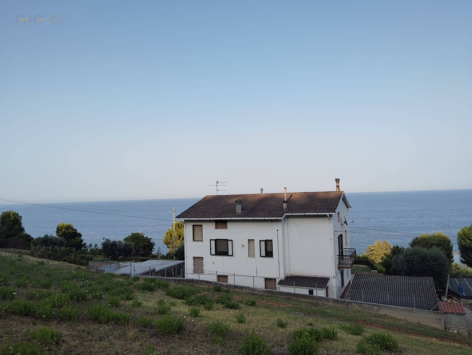 Vrijstaande woning met zeezicht in Massignano