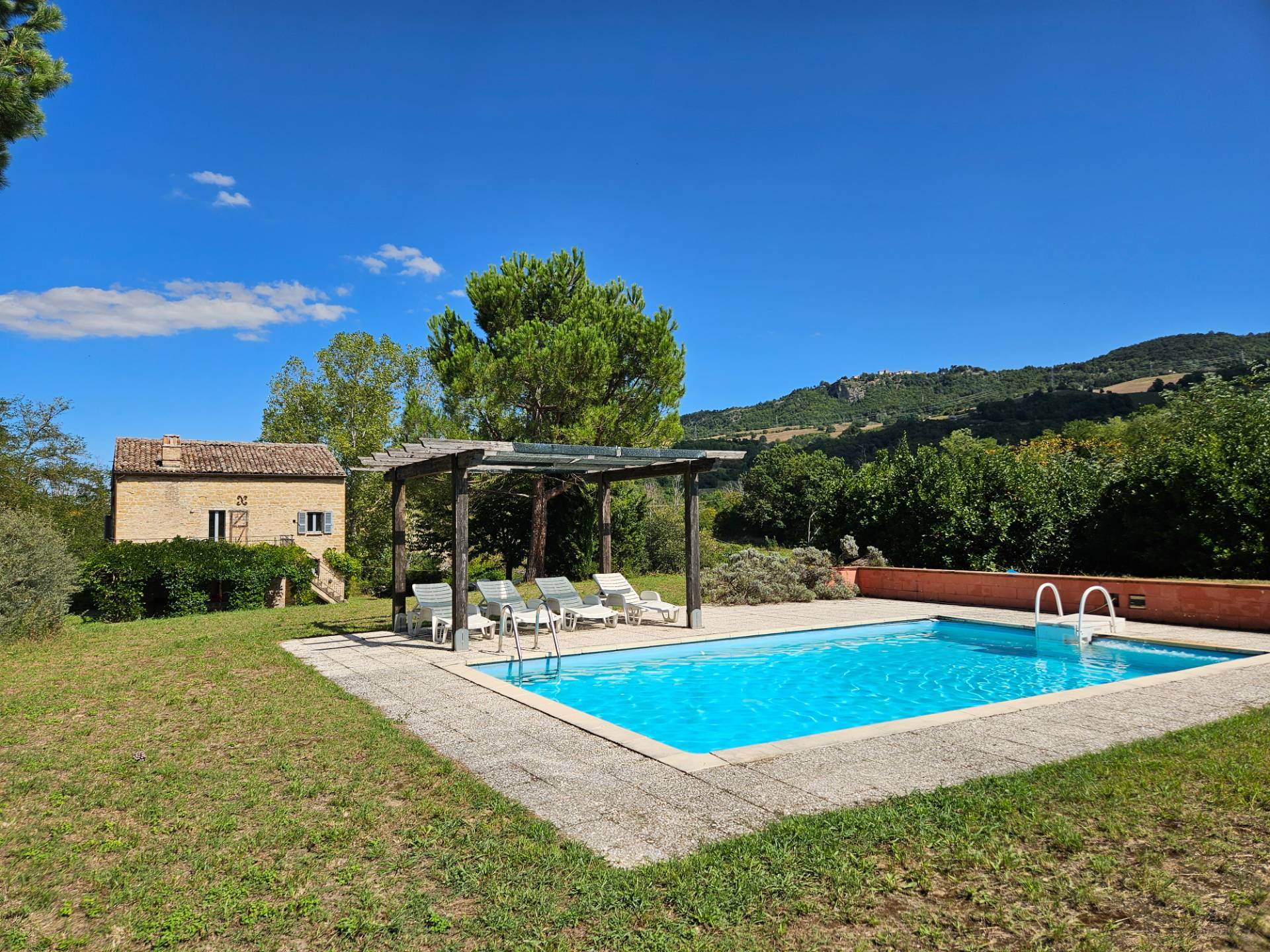 Gerestaureerd landhuis met zwembad en bergzicht in Le Marche - Foto 1