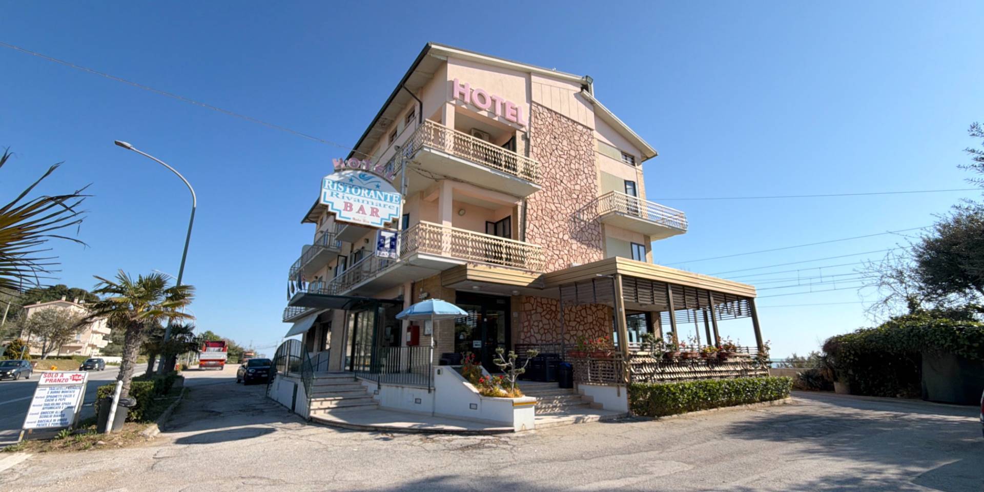 Vrijstaande woning Hotel - residentie te koop in Massignano - Marina Di Massignano (kustgebied) in Massignano